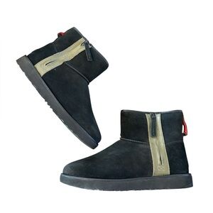 UGG Classic Mini Zip Winter Boot Black Men’s Size 10